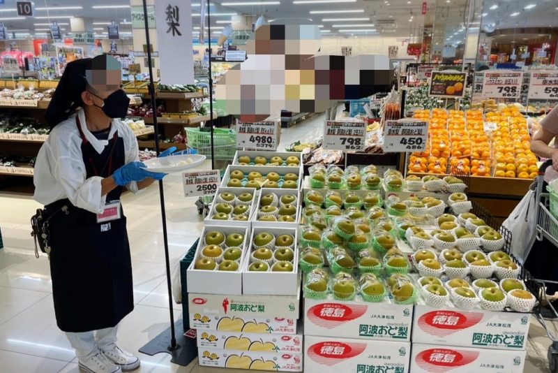 梨の試食販売